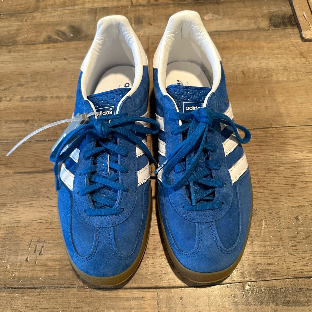 Adidas blue suede sneakers with white stripes 💙